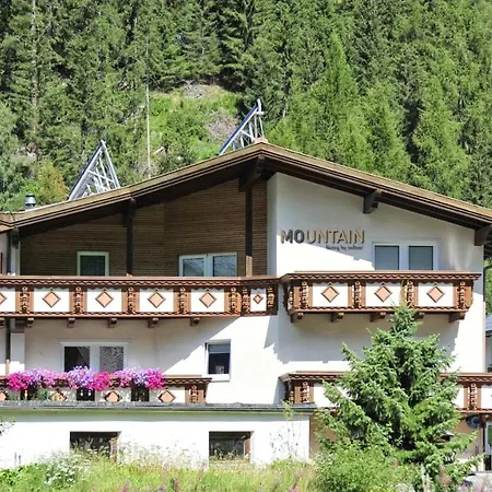 Mountain - Living By Salner Apartment
